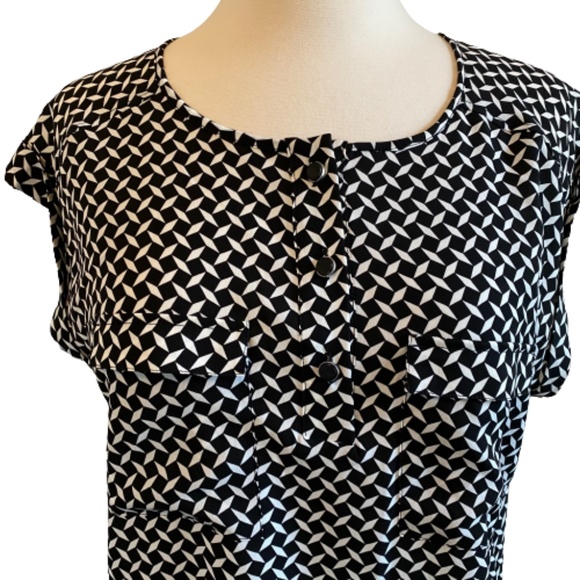 NY & COMPANY Top Blouse Pattern Cap Sleeve Scoopneck Office Black & White Medium - Picture 4 of 11